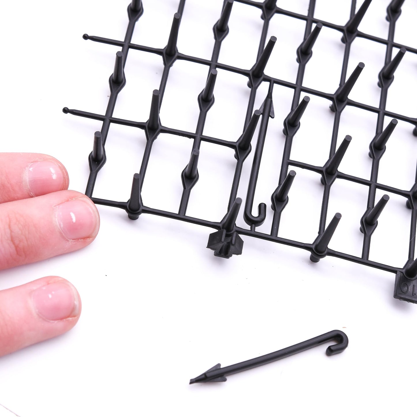 Prickle Strip Cat Scat Mat for Garden 200cm*30cm Plastic Cat Spikes Deterrent Plant Protective Net for Outdoor Garden and Flowers U-Shaped Pegs Included